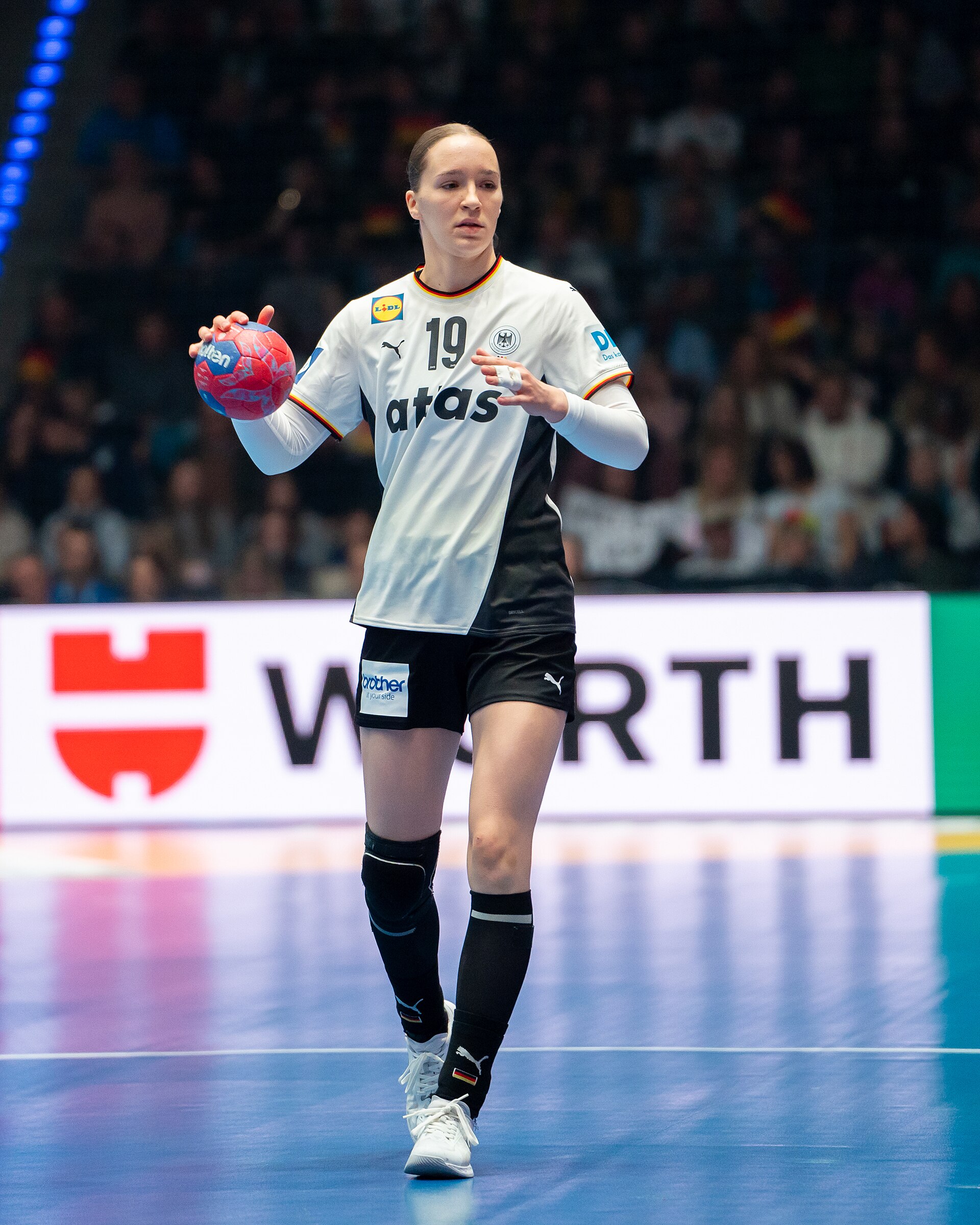 Nieke Kühne (19, Deutschland)