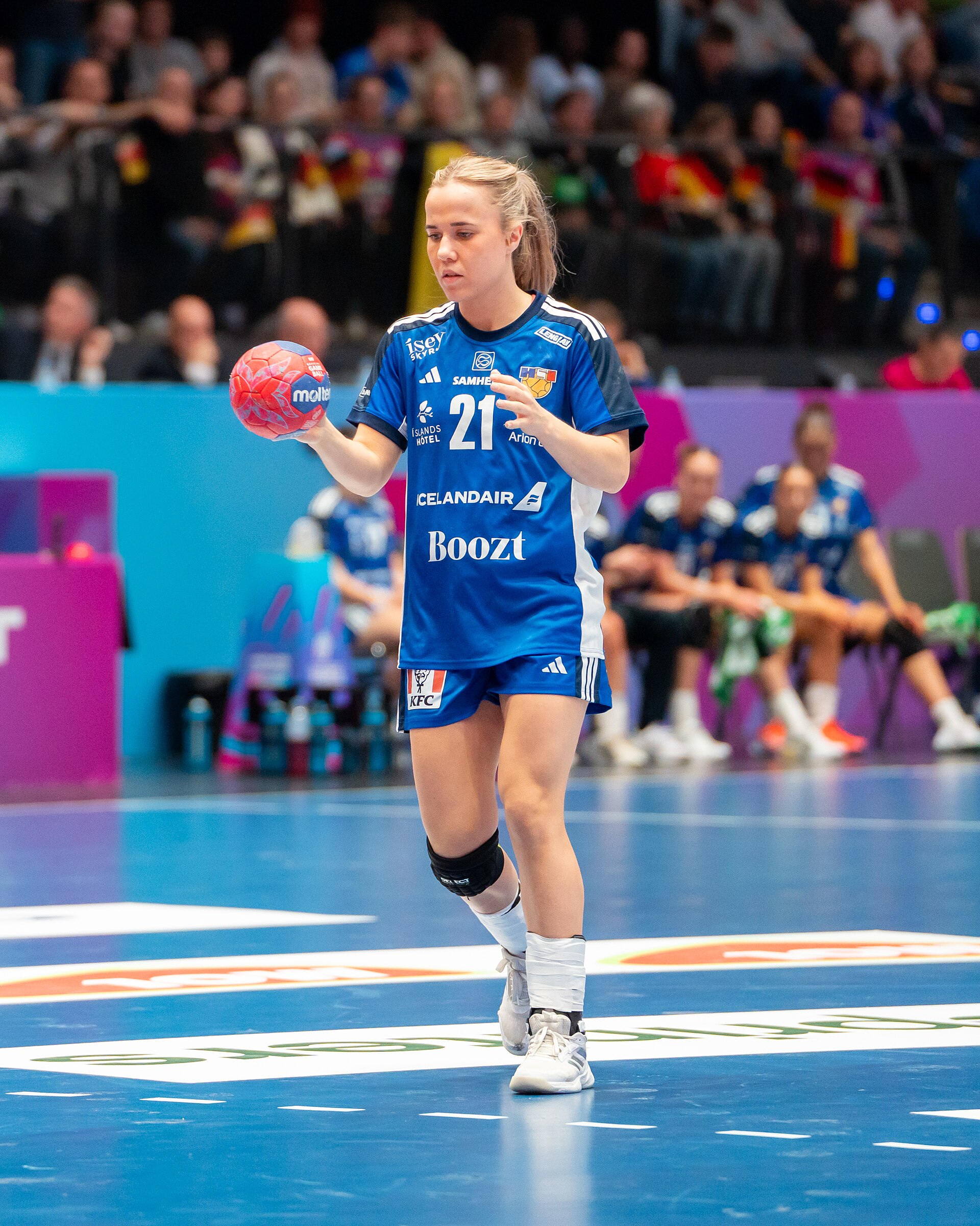 Sandra Erlingsdottir (21, Island)