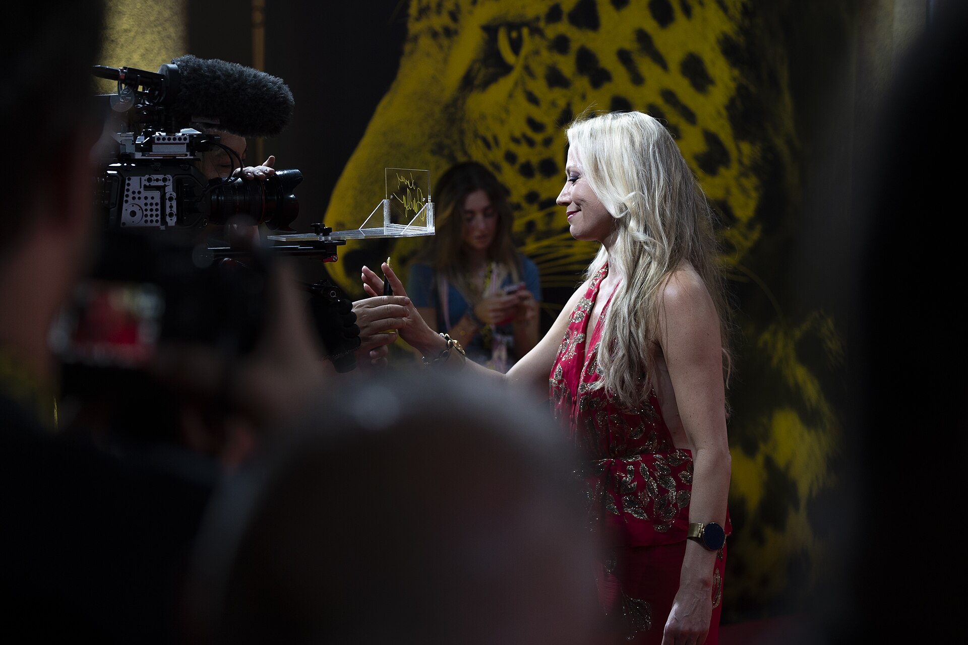 Director Anna Eriksson lens signing at the 78th Locarno Film Festival red carpet
