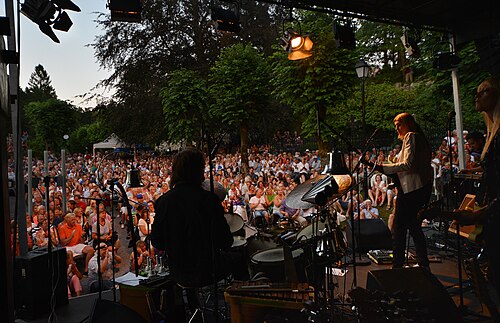 Anne Grete Preus opptrer på Arendal kirkegård under Canal Street, 23. juli 2014.
