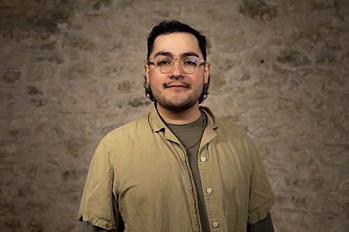 Ariel Lagunas, Designer, at the WikiPortraits studio at the 2025 SXSW Festival.