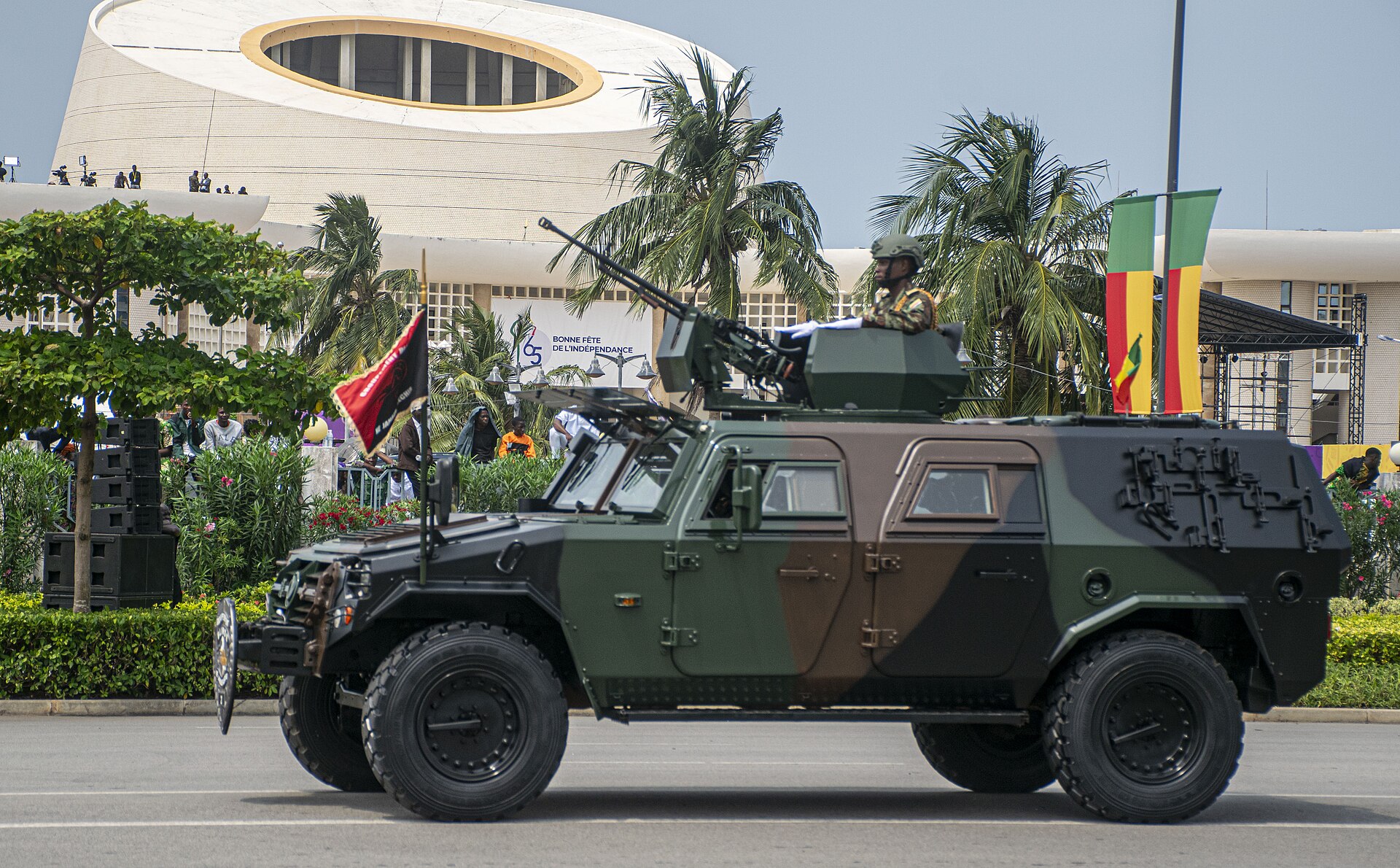 Défilé motorisé de l'armée