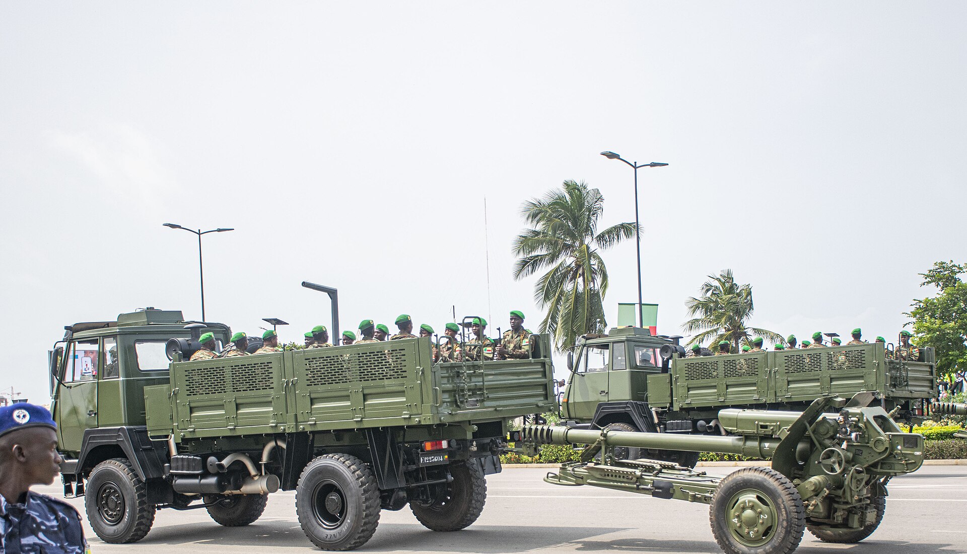 Défilé motorisé de l'armée