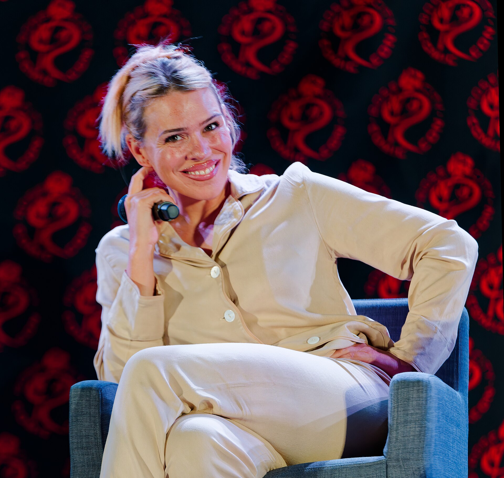 Billie Piper on the main stage at Rose City Comic Con
