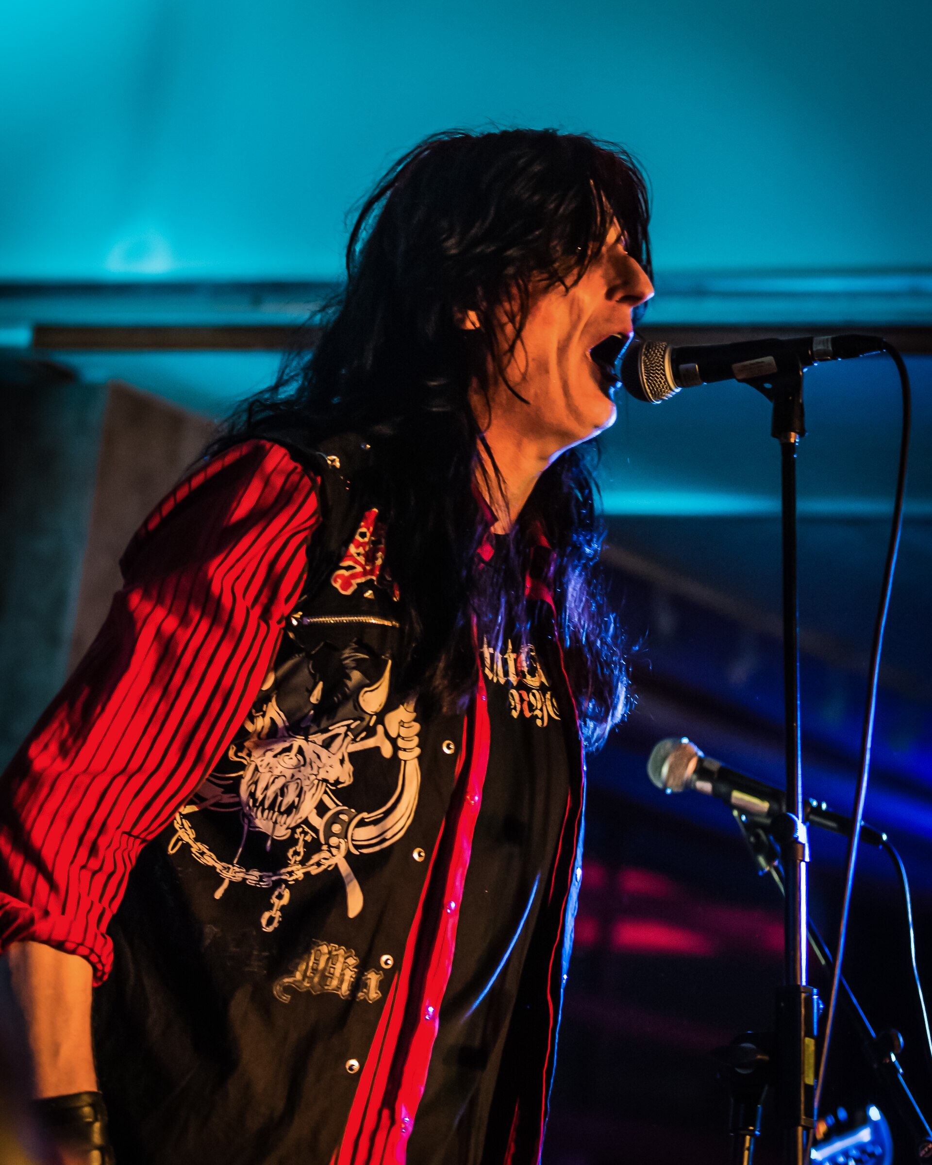 Bjørn Müller på scenen med Backstreet Girls i Arendal i 2017, under arrangementet Rocktober i regi av Canal Street og Barbarocka.