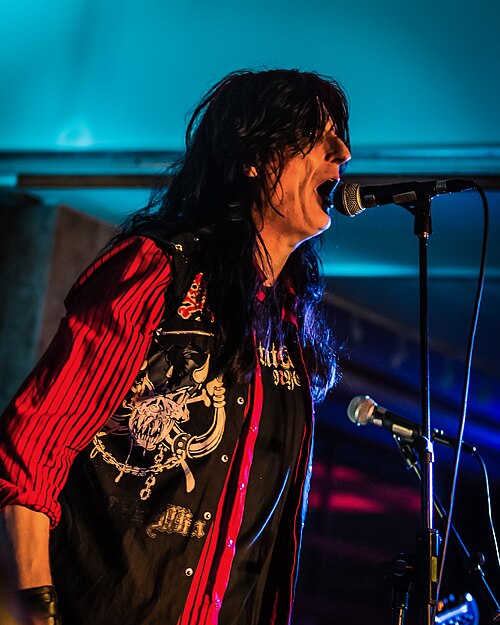 Bjørn Müller på scenen med Backstreet Girls i Arendal i 2017, under arrangementet Rocktober i regi av Canal Street og Barbarocka.