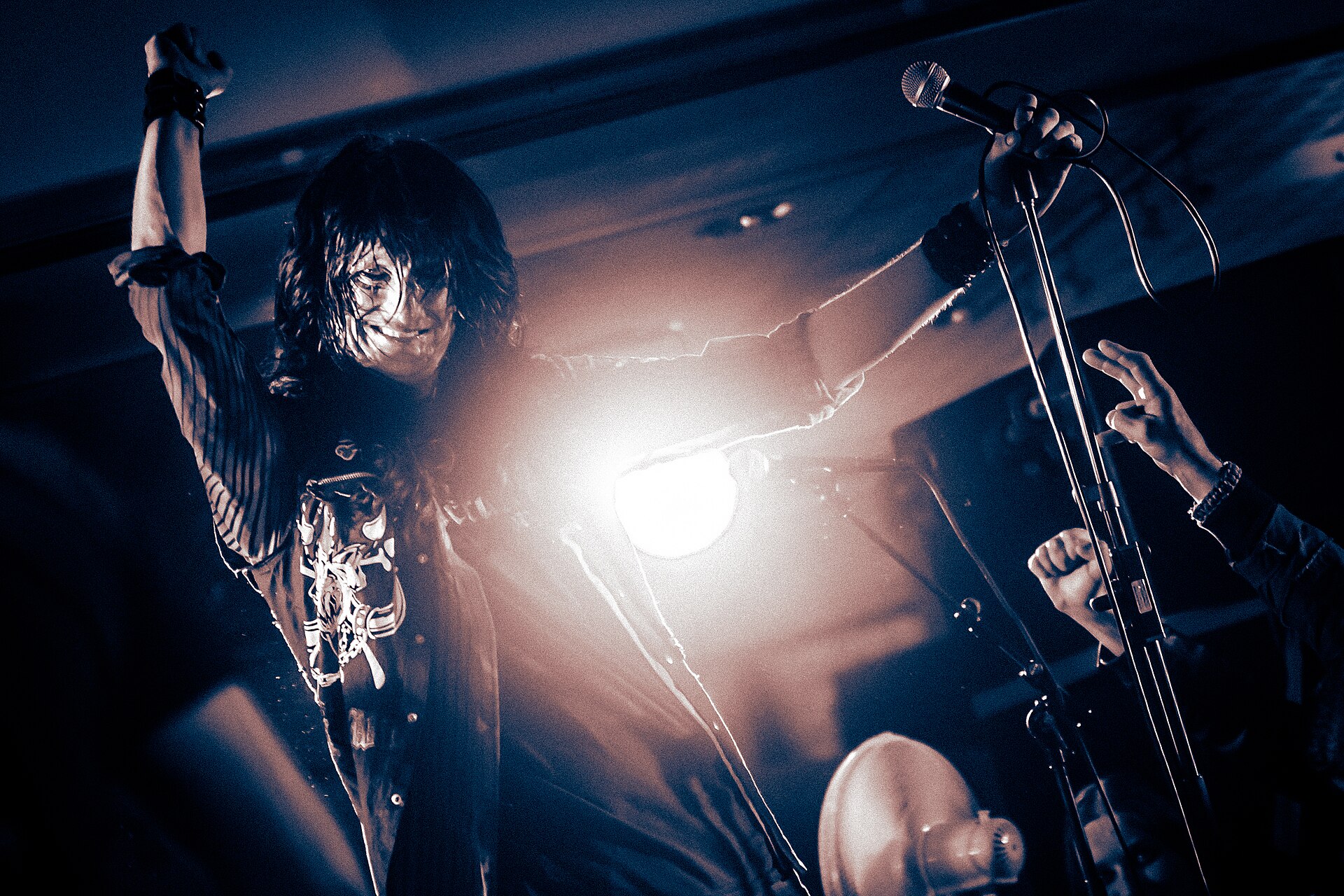 Bjørn Müller på scenen med Backstreet Girls i Arendal i 2017, under arrangementet Rocktober i regi av Canal Street og Barbarocka.