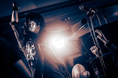 Bjørn Müller på scenen med Backstreet Girls i Arendal i 2017, under arrangementet Rocktober i regi av Canal Street og Barbarocka.