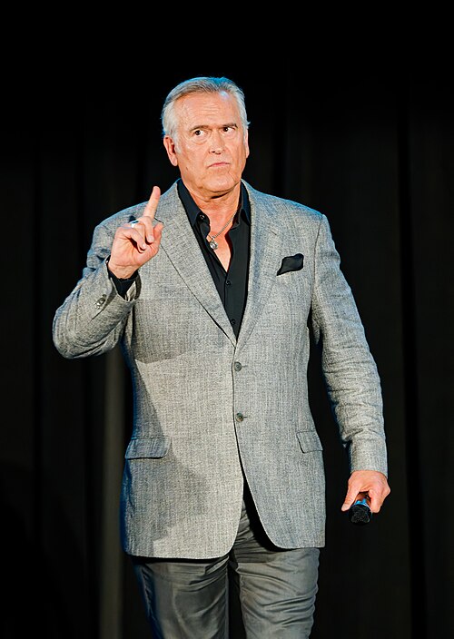 Bruce Campbell speaking on the main stage at Rose City Comic Con