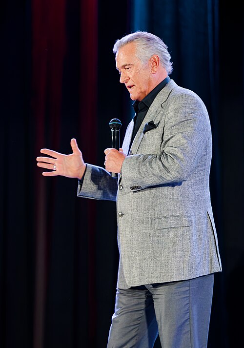 Bruce Campbell speaking on the main stage at Rose City Comic Con
