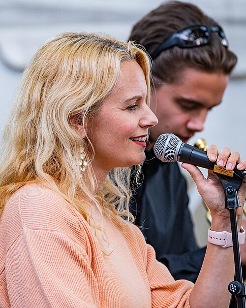 Camilla Susann Haug opptrer på festivalen Canal Street i Arendal i 2020. Sønnen Oscar Andreas Haug i bakgrunnen.