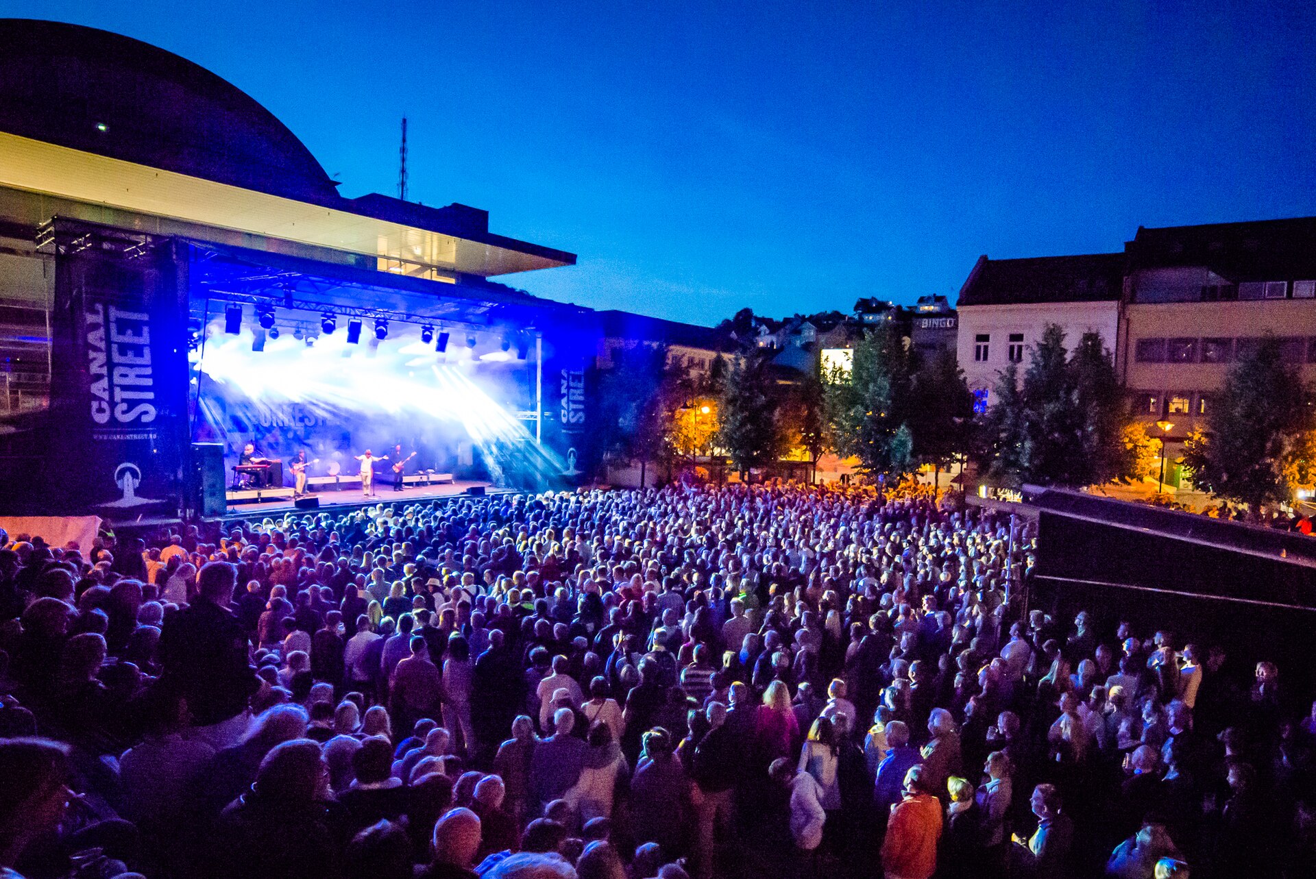 Canal Street hovedscene på Sam Eydes plass. Bo Kaspers Orkester på scenen, 23. juli 2015.