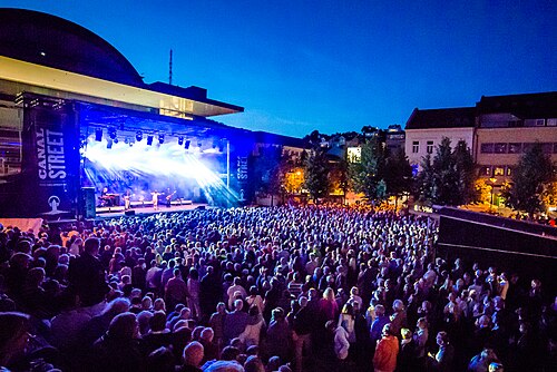 Canal Street hovedscene på Sam Eydes plass. Bo Kaspers Orkester på scenen, 23. juli 2015.