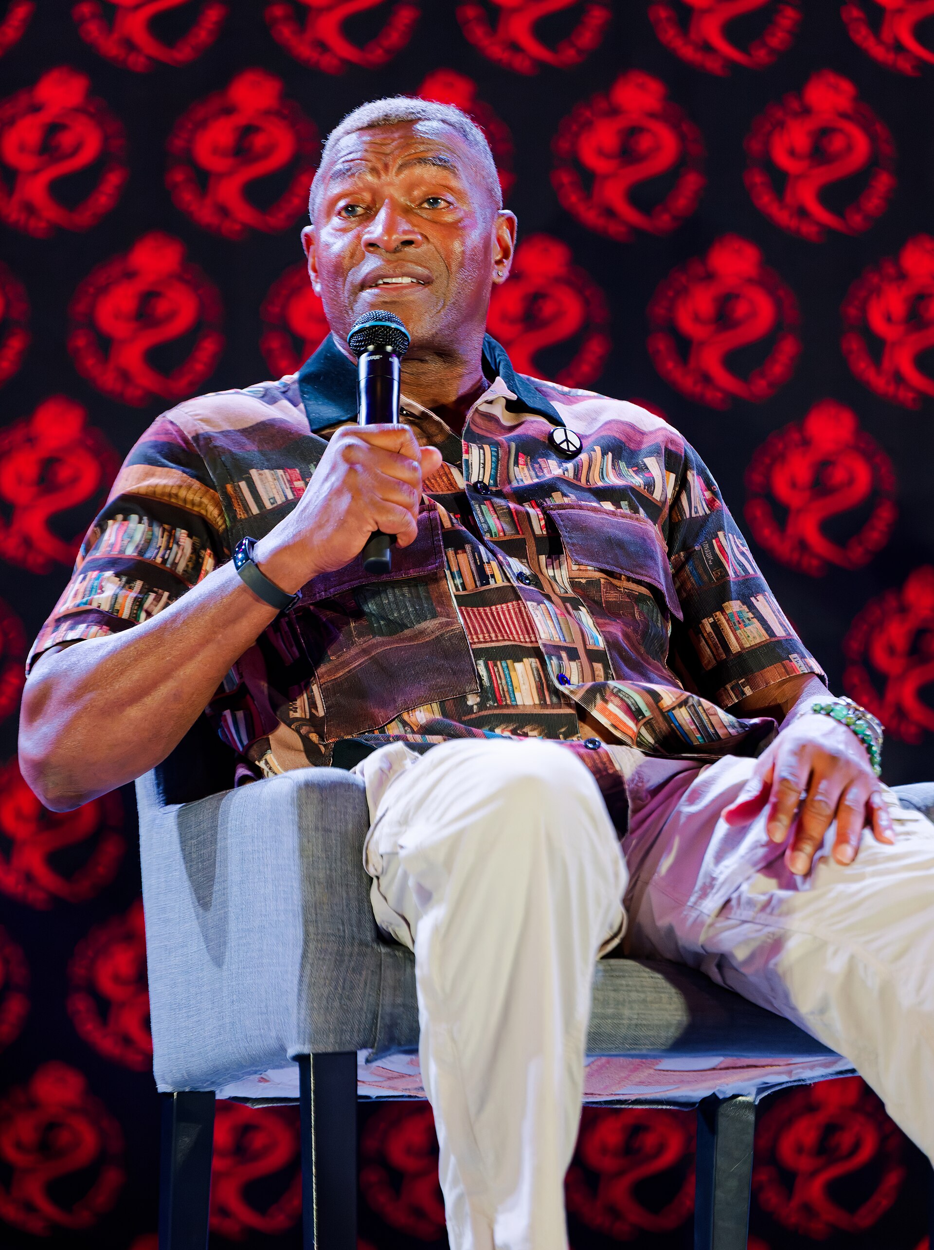 Carl Lumbly on the main stage at Rose City Comic Con