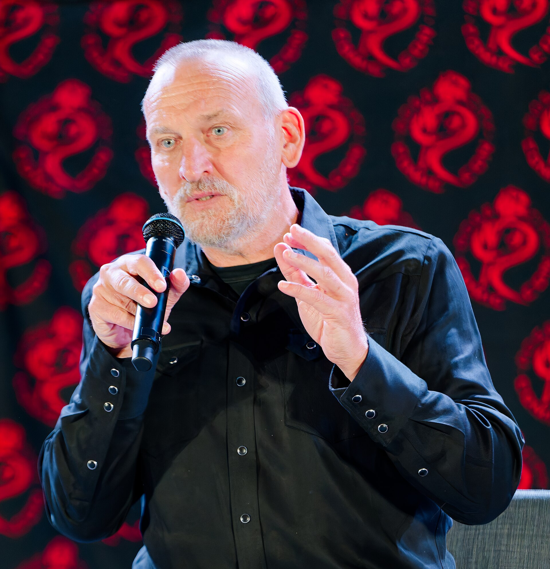 Christopher Eccleston on the main stage at Rose City Comic Con