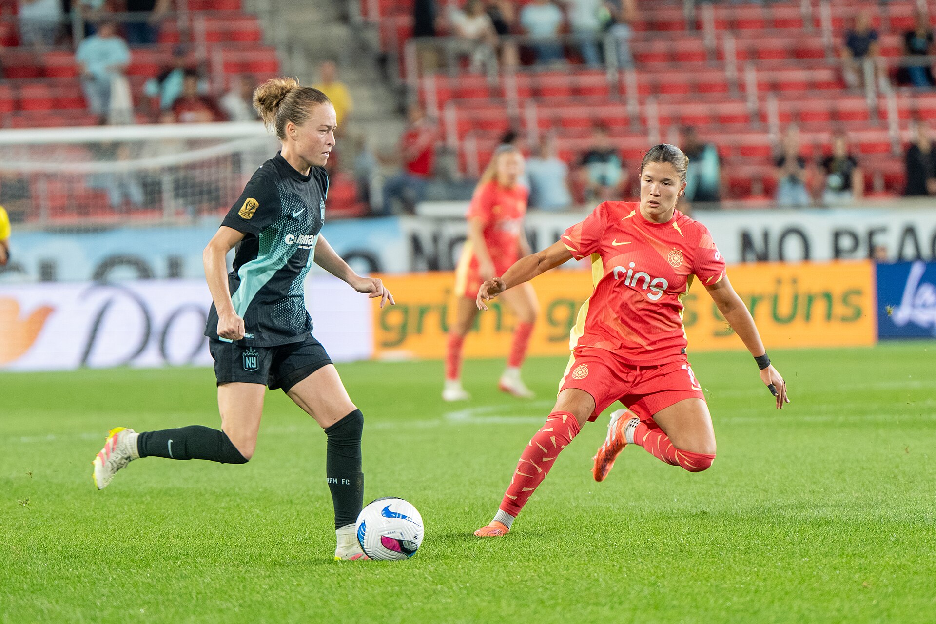 Emily Sonnett and Pietra Tordin during Gotham FC vs Portland Thorns FC on 26 Sep 2025