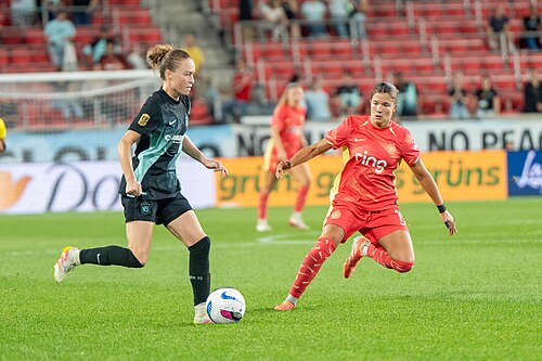 Emily Sonnett and Pietra Tordin during Gotham FC vs Portland Thorns FC on 26 Sep 2025