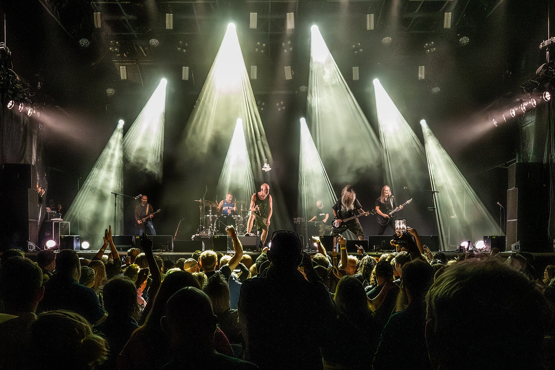 Erlend Ottem (helt til venstre) gjør gjesteopptreden med Clawfinger under Canal Street, Arendal, 2023