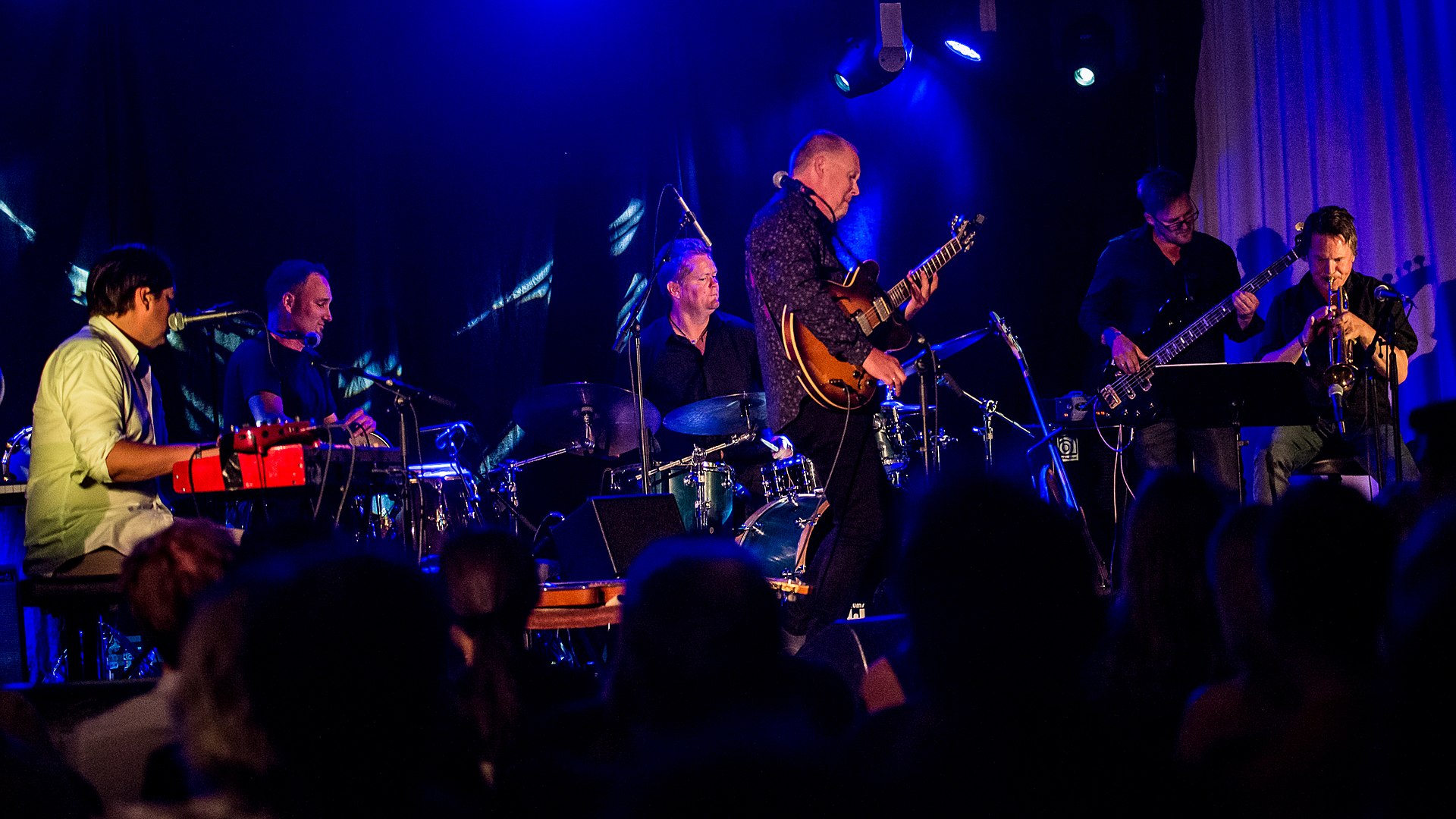 Fra 2016-gjenoppsetningen av et bestillingsverk fra Canal Street 2002, skrevet som en reaksjon på 11/9 2001. Av og med Espen Larsen, pluss Rasmus Solem, Arild Nyborg, Tom Rudi Torjussen, Ole Kelly Kvamme, Per Willy Aaserud.