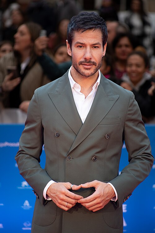 Alejandro Albarracin en la alfombra roja del Festival de Málaga 2024 frente al Teatro Cervantes