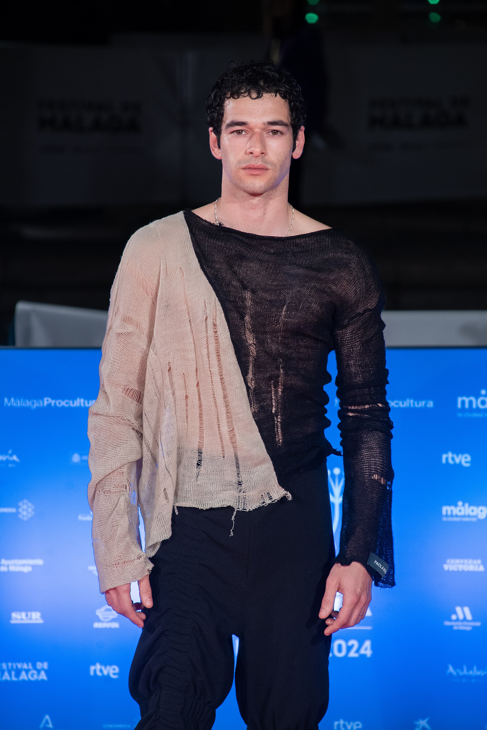 Claudio Portalo en la alfombra roja del Festival de Málaga 2024 frente al Teatro Cervantes