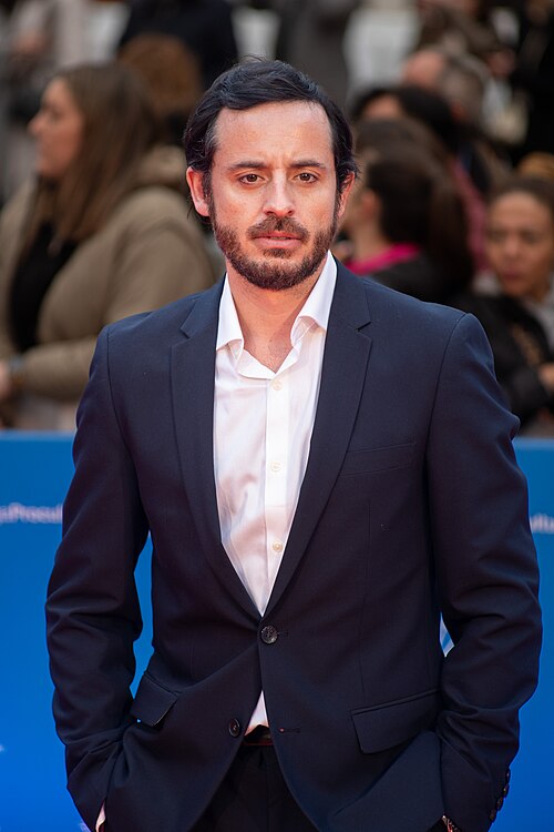 Javier Pereira en la alfombra roja del Festival de Málaga 2024 frente al Teatro Cervantes