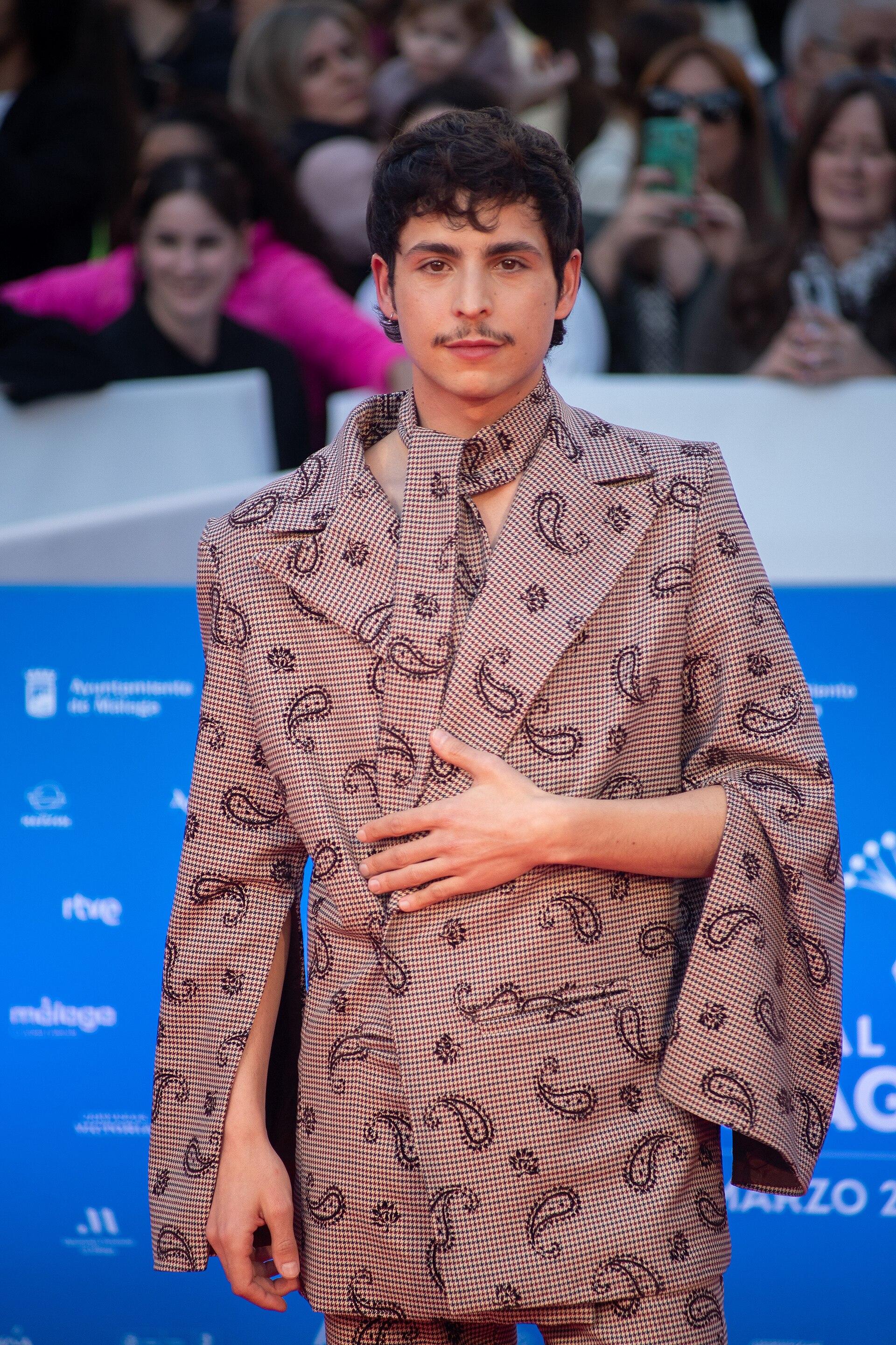 Omar Banana en la alfombra roja del Festival de Málaga 2024 frente al Teatro Cervantes
