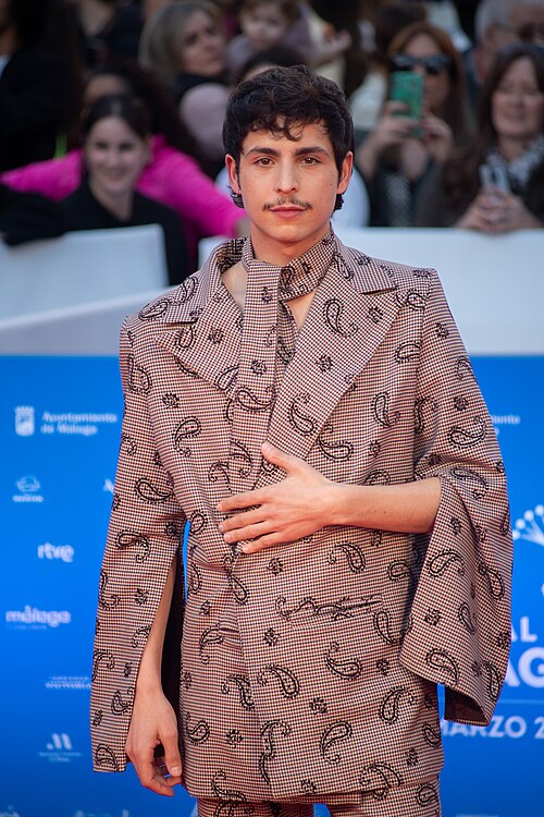 Omar Banana en la alfombra roja del Festival de Málaga 2024 frente al Teatro Cervantes