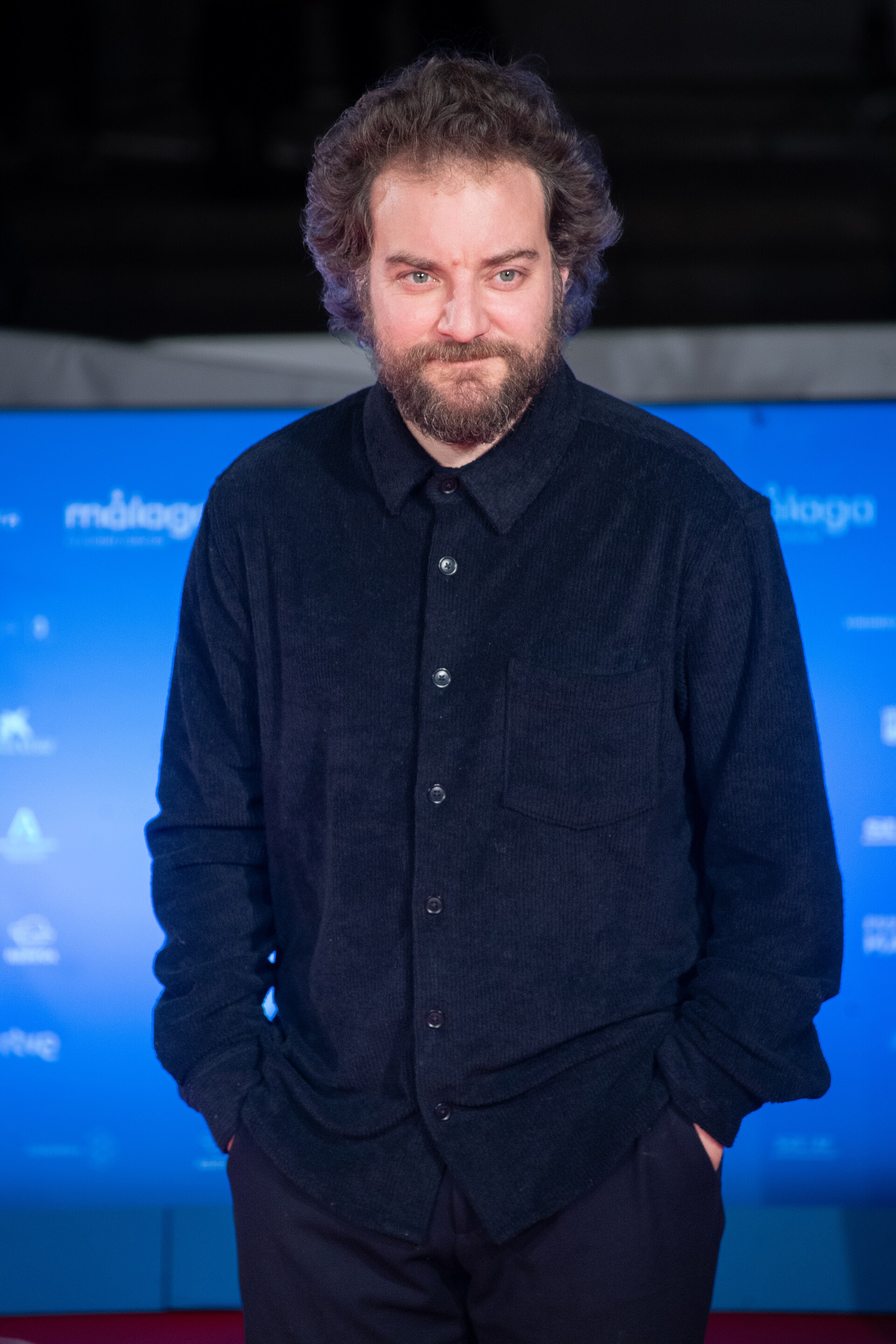 Pol López en la alfombra roja del Festival de Málaga 2024 frente al Teatro Cervantes