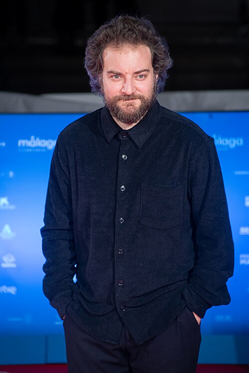 Pol López en la alfombra roja del Festival de Málaga 2024 frente al Teatro Cervantes