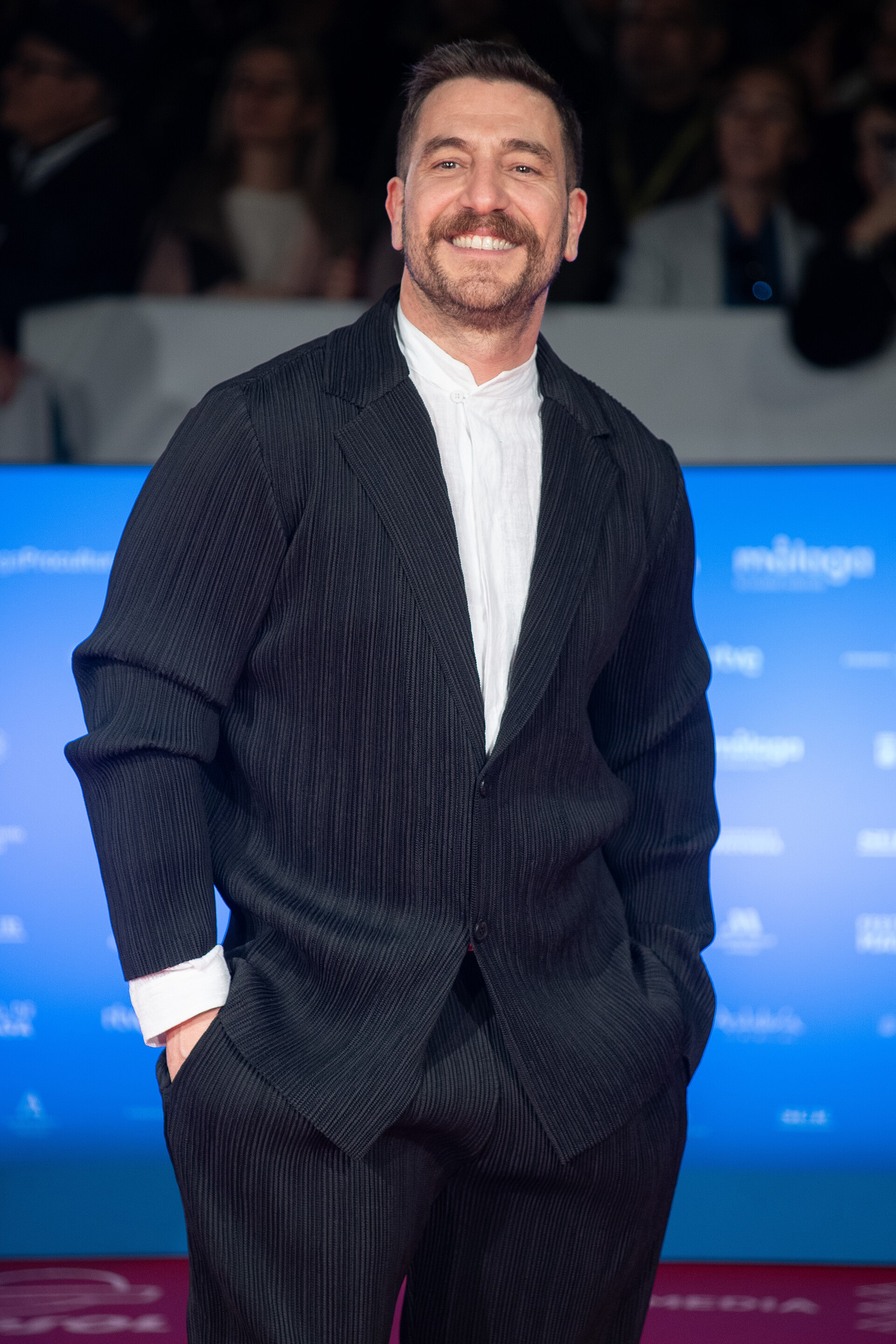 Raul Tejón  la alfombra roja del Festival de Málaga 2024 frente al Teatro Cervantes