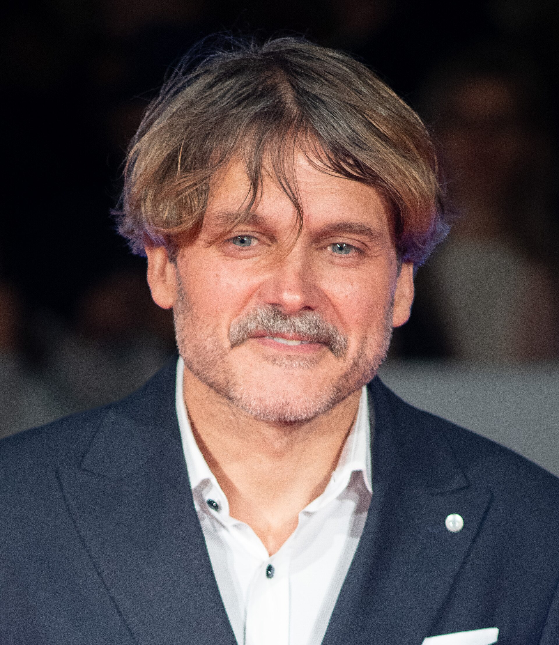 Salva Reina en la alfombra roja del Festival de Málaga 2024 frente al Teatro Cervantes