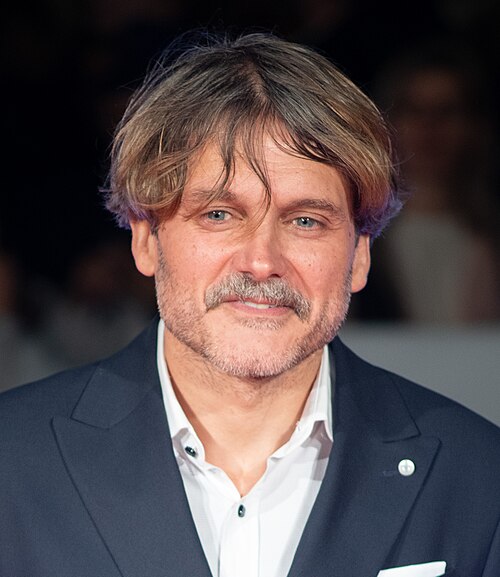 Salva Reina en la alfombra roja del Festival de Málaga 2024 frente al Teatro Cervantes