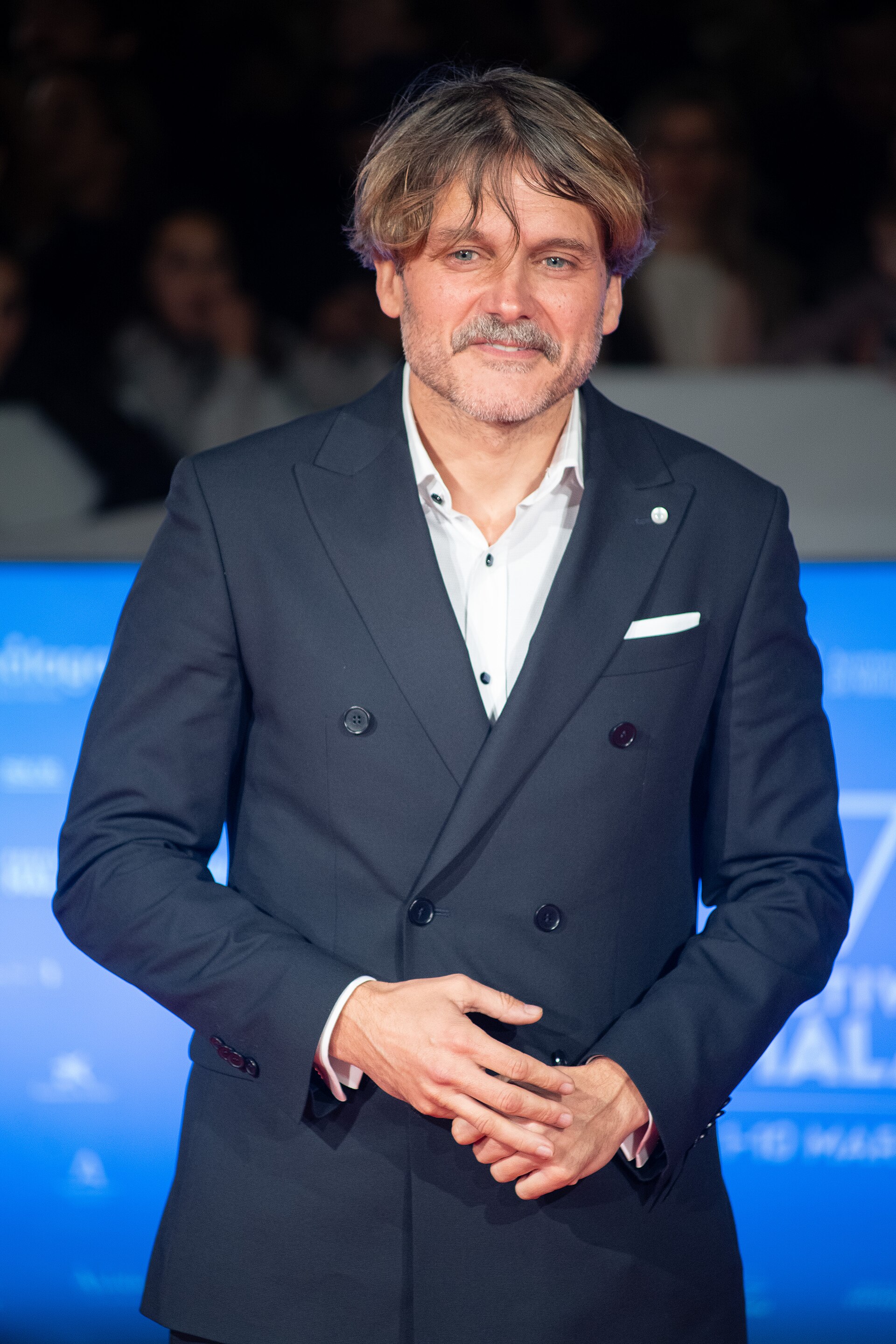 Salva Reina en la alfombra roja del Festival de Málaga 2024 frente al Teatro Cervantes