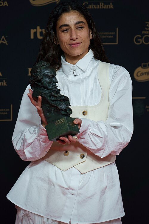 Carolina Yuste en la alfombra roja de los Premios Goya celebrados en Granada en 2025 con su Goya la Mejor actriz por La inflitrada