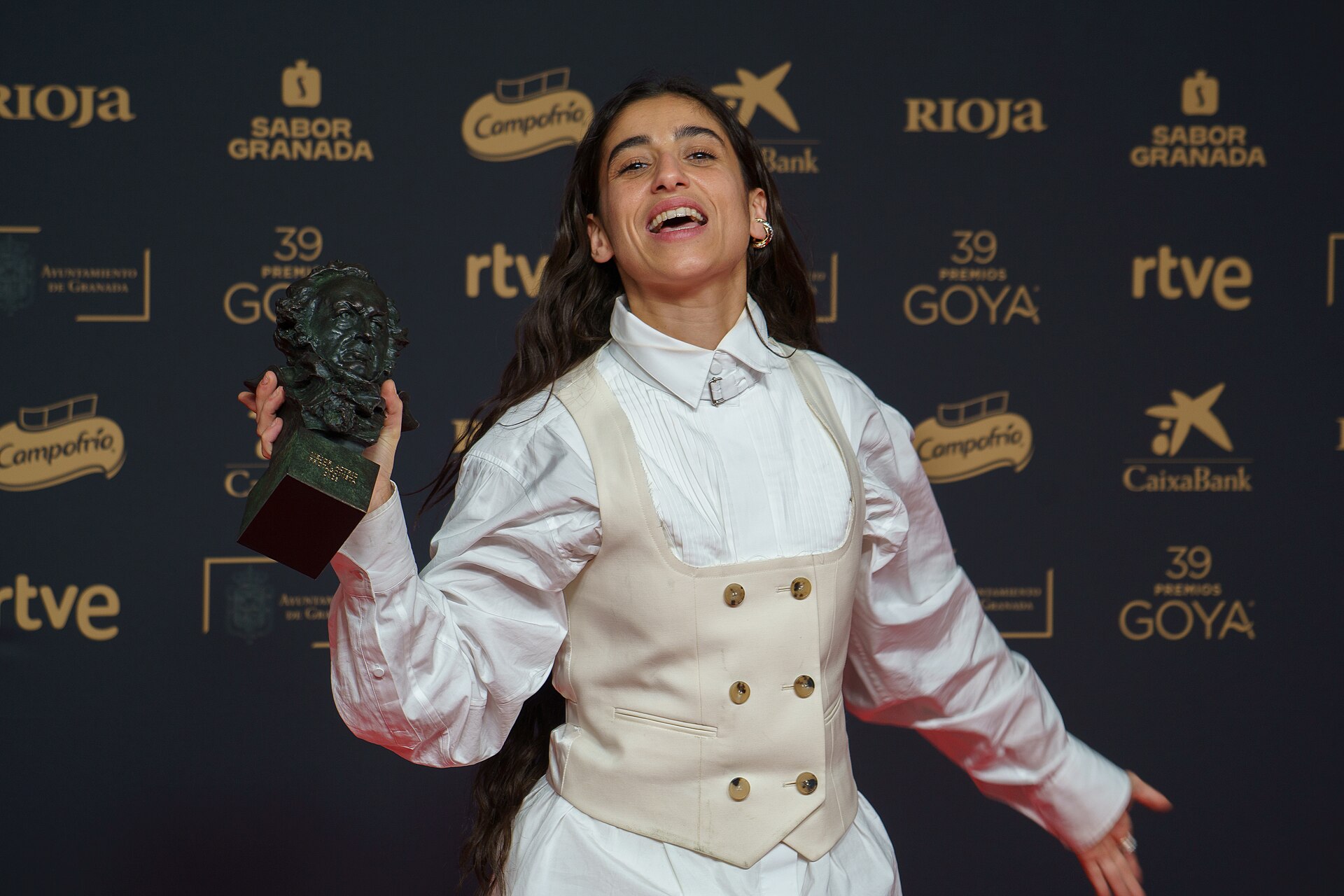 Carolina Yuste en la alfombra roja de los Premios Goya celebrados en Granada en 2025 con su Goya la Mejor actriz por La inflitrada