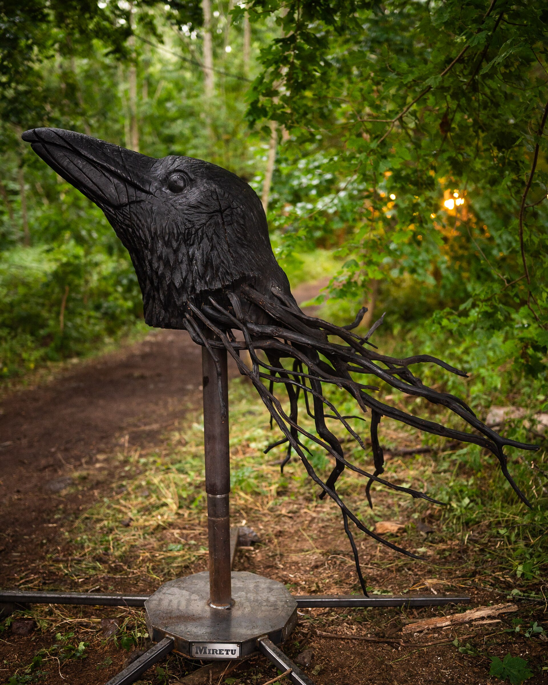 Wooden statues depiciting Norse ravens Huginn and Muninn were unveiled at Midgardsblot 2025