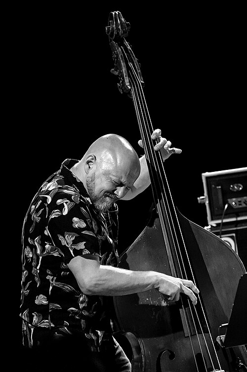 Ingebrigt Håker Flaten på turné med Mette Rasmussen Trio North februar 2024. Fra Arendal jazzklubb (Lille Torungen, Arendal Kulturhus).