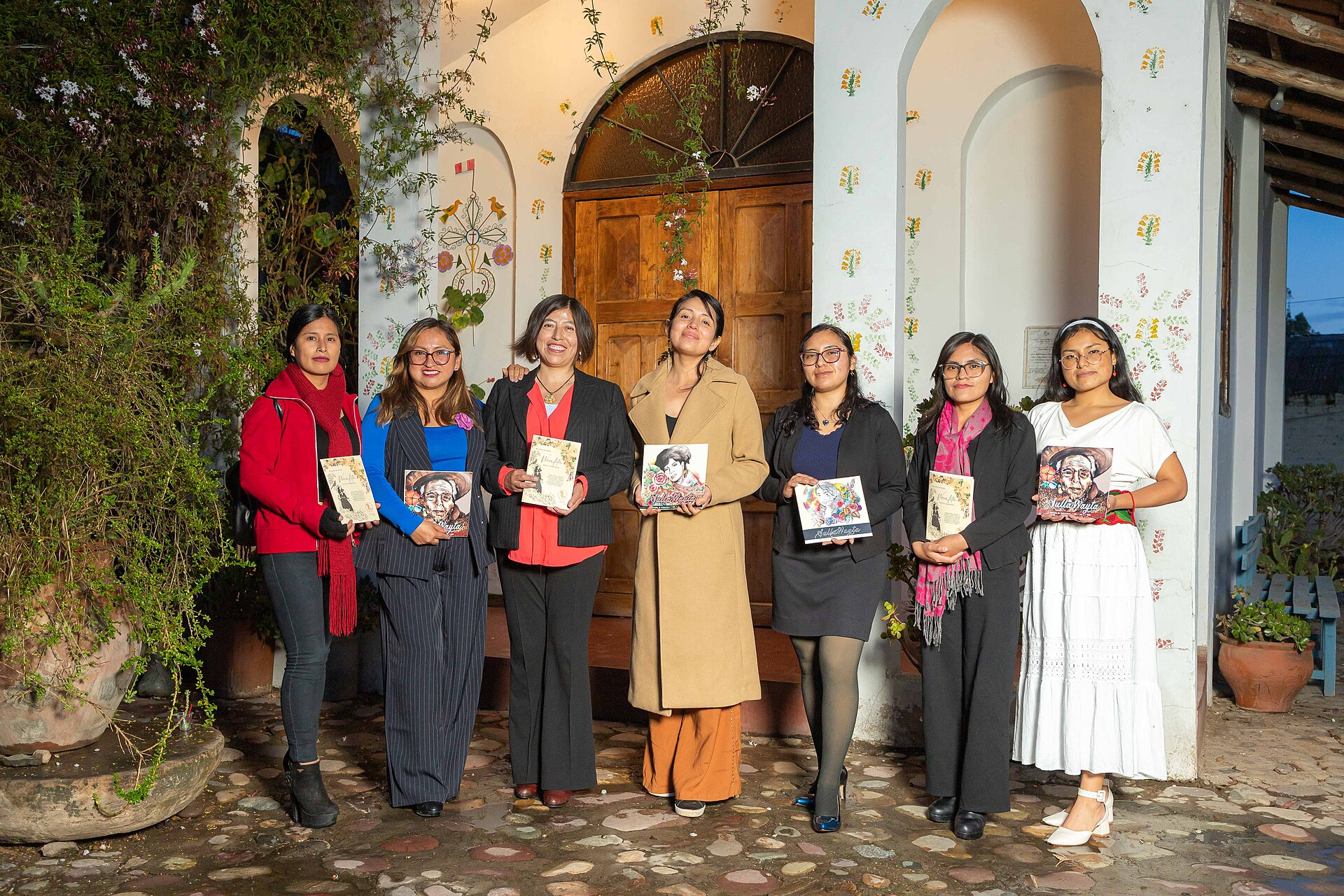 Integrantes de PACHA Grupo de Arte y Literatura durante la Segunda edición de Wamlita - Reconocimiento a la mujer. Realizado el 14 de marzo de 2026, Huancayo, Perú.