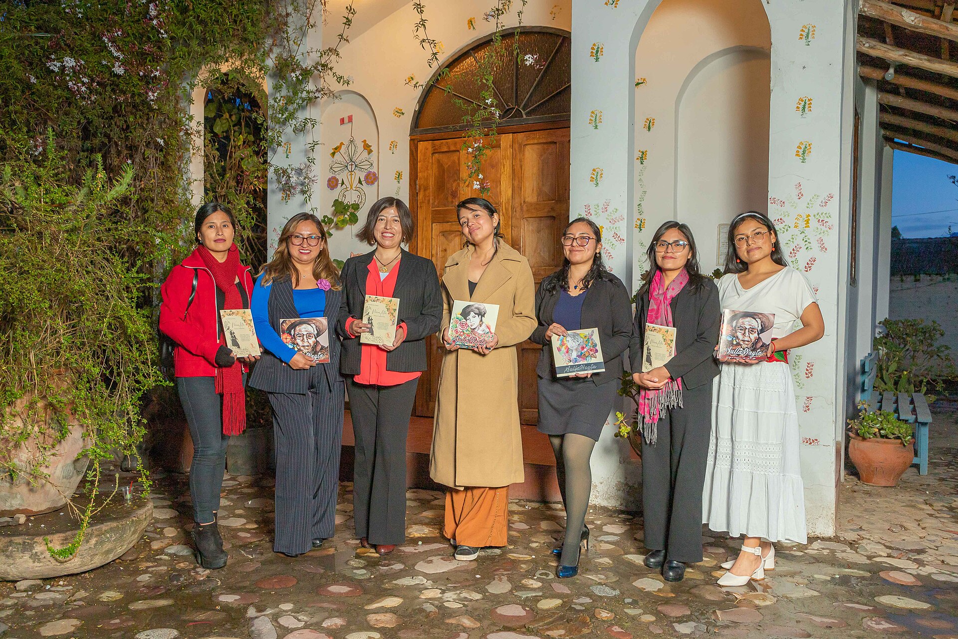 Integrantes de PACHA Grupo de Arte y Literatura durante la Segunda edición de Wamlita - Reconocimiento a la mujer. Realizado el 14 de marzo de 2026, Huancayo, Perú.