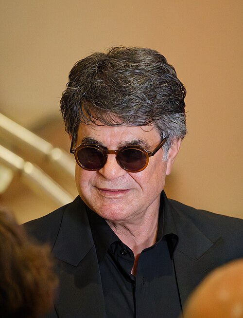 Jafar Panahi being interviewed by press after winning an award at the 2025 Cannes Film Festival.