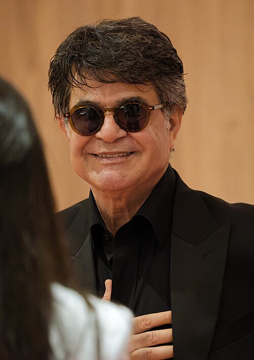 Jafar Panahi being interviewed by press after winning an award at the 2025 Cannes Film Festival.