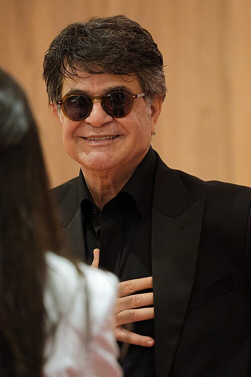 Jafar Panahi being interviewed by press after winning an award at the 2025 Cannes Film Festival.