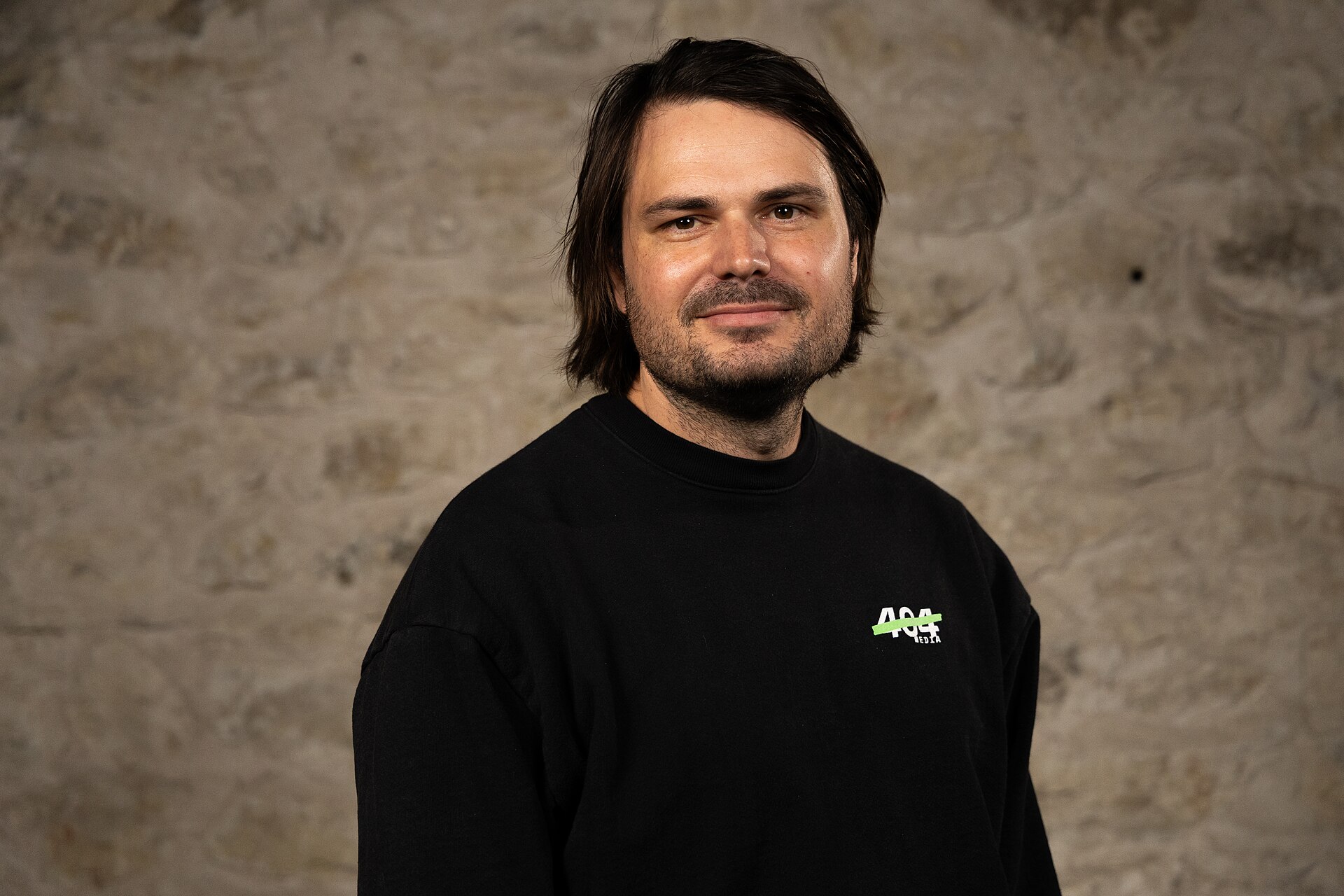 Jason Koebler, 404 Media, at the WikiPortraits studio at the 2025 SXSW Festival.