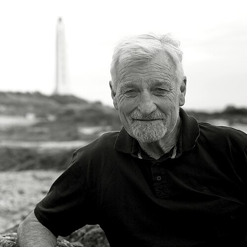 Jean-Luc Van Den Heede, devant le phare de l'Armandèche. Juin 2025.