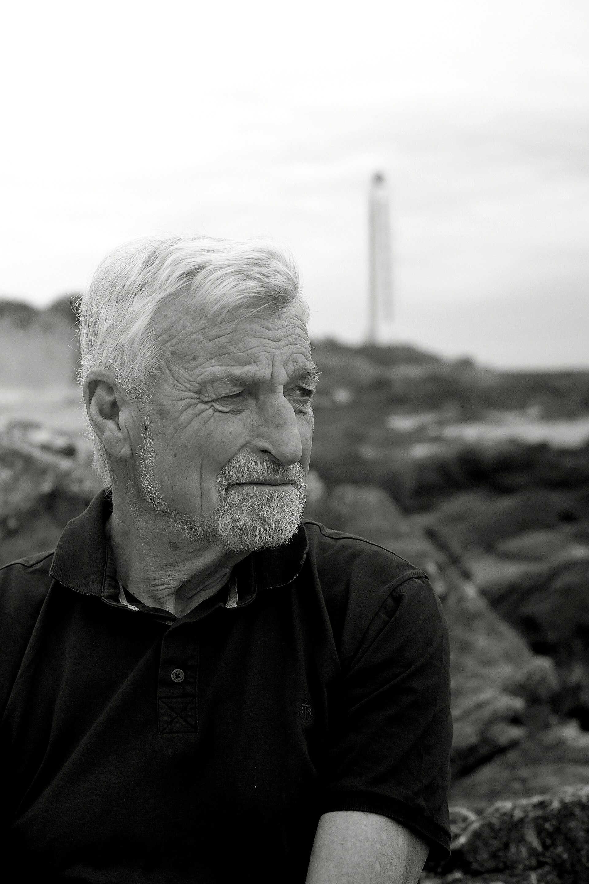 Jean-Luc Van Den Heede, devant le phare de l'Armandèche. Juin 2025.