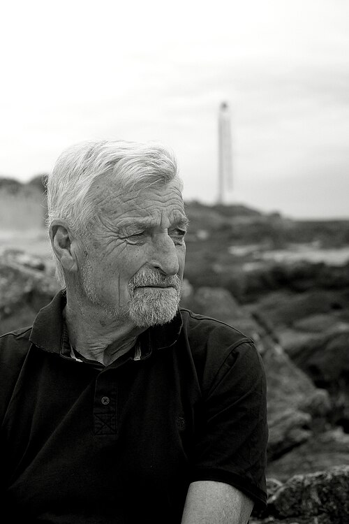 Jean-Luc Van Den Heede, devant le phare de l'Armandèche. Juin 2025.