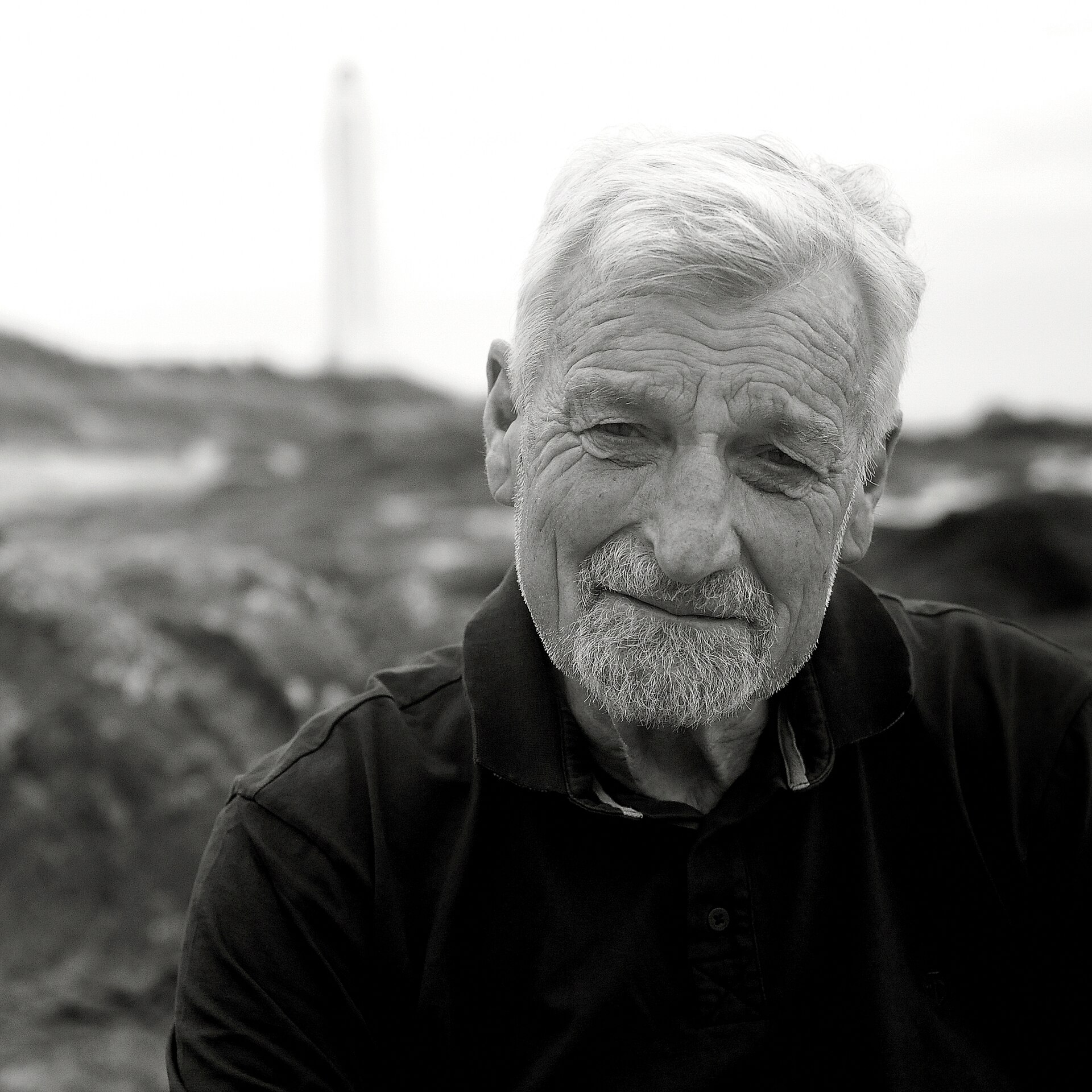 Jean-Luc Van Den Heede, devant le phare de l'Armandèche. Juin 2025.