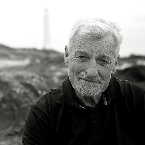 Jean-Luc Van Den Heede, devant le phare de l'Armandèche. Juin 2025.