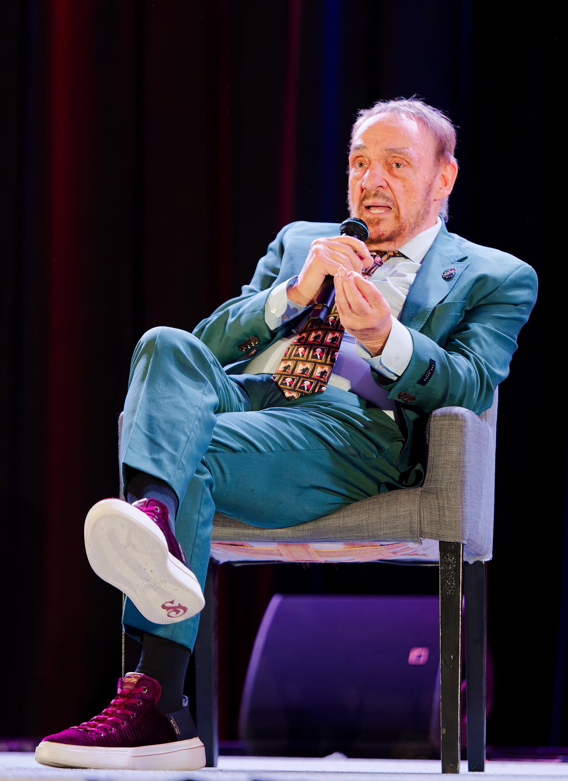 John Rhys-Davies speaking on the main stage at Rose City Comic Con